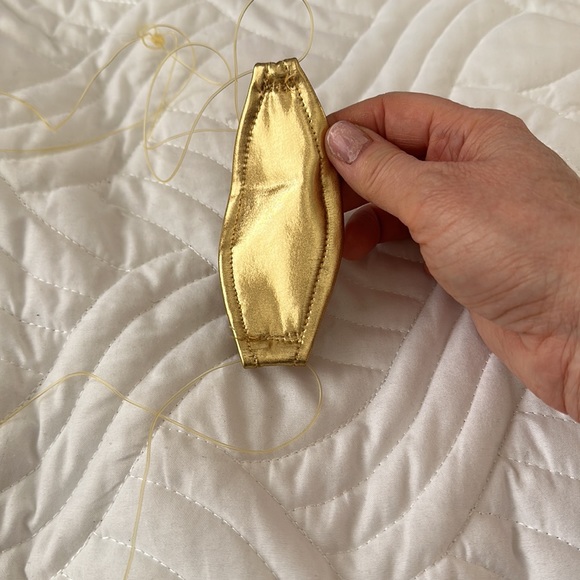 Colleen Kelly, sexy teeny-weeny bikini in gold-just covering up barely anything - Picture 2 of 6